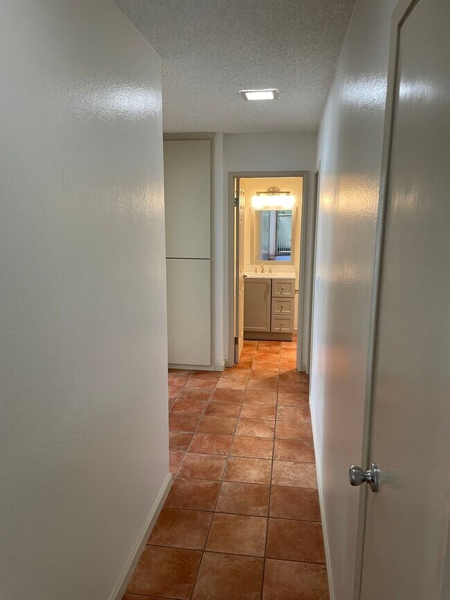 Building Photo - Bright and Charming 3 Bedroom 2 Bath Condo with Patio and A/C!