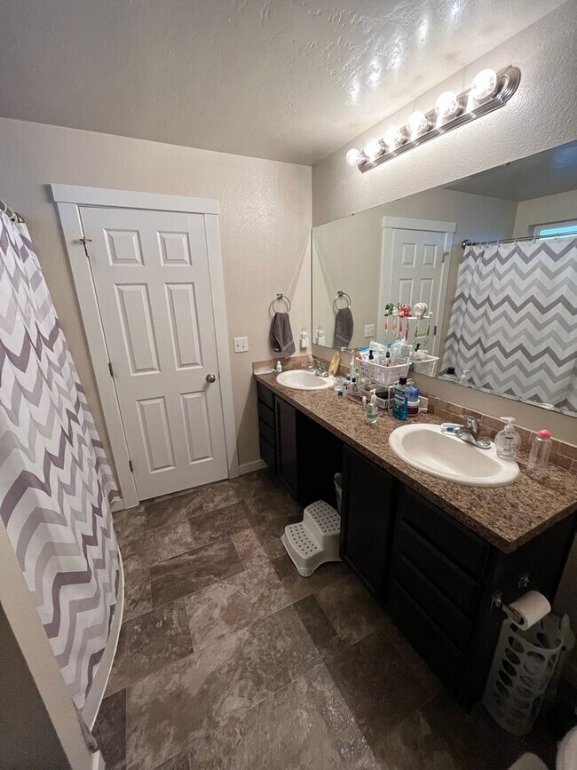 Building Photo - Comfortable Living in a Beautiful, Well-Kept Home