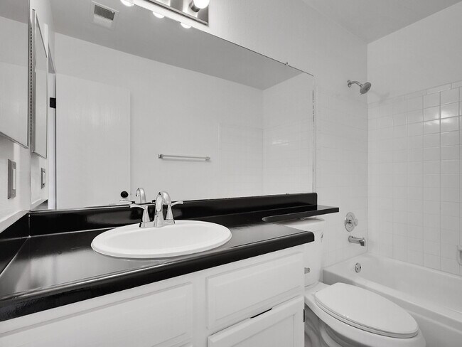 Building Photo - $2,395.00 2 bed, 2.5 bath townhome located...