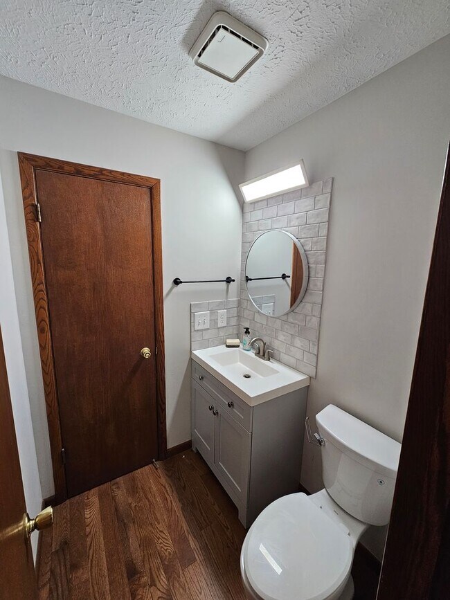 Building Photo - Remarkable 5 Bedroom Home For Rent in Mentor