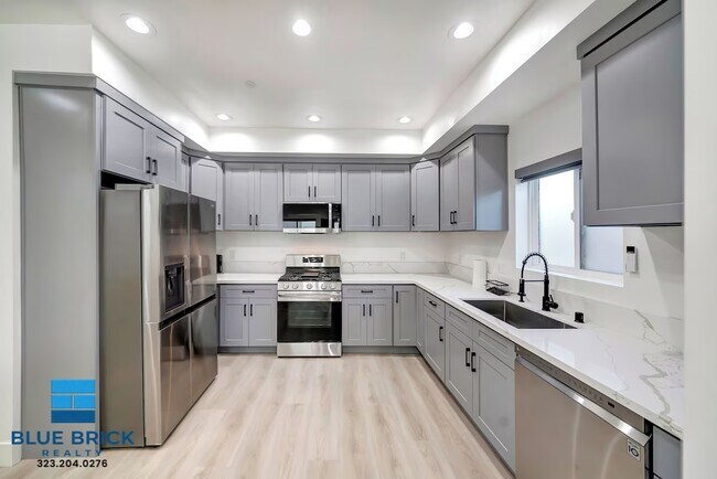 Building Photo - 5841 Vanalden Ave