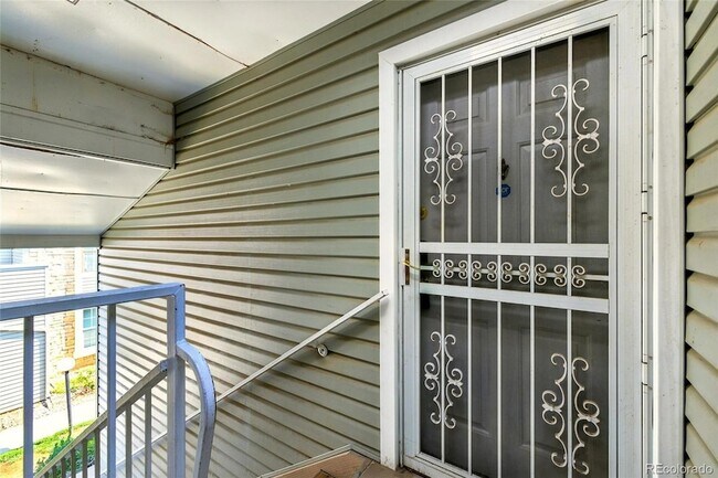 Building Photo - 922 S Walden St