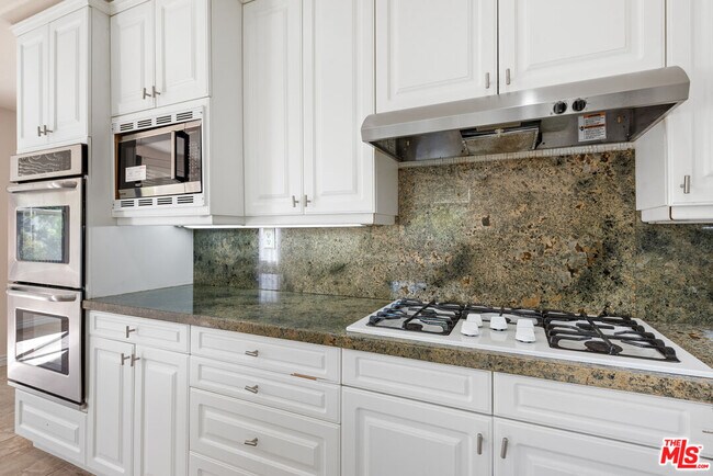 Building Photo - 24310 Belford Ct