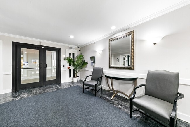 Building Photo - 361 N Post Oak Ln