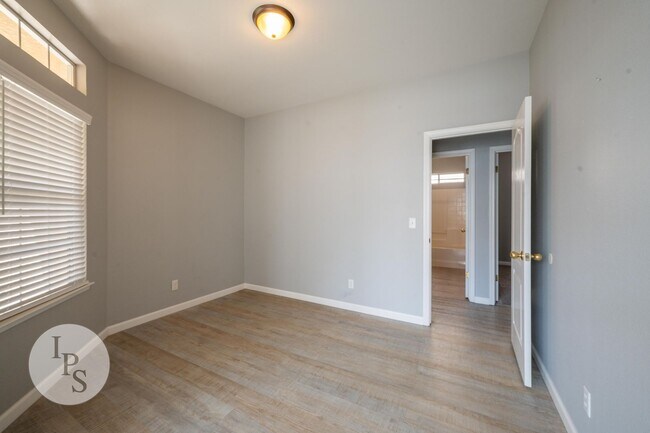 Building Photo - 753 Applegate Ave