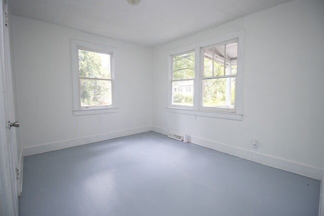 Building Photo - Charming 3 Bed, 1 Bath - Available Now!