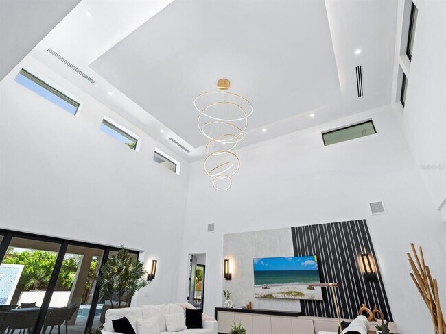 Building Photo - 2467 Hyde Park St