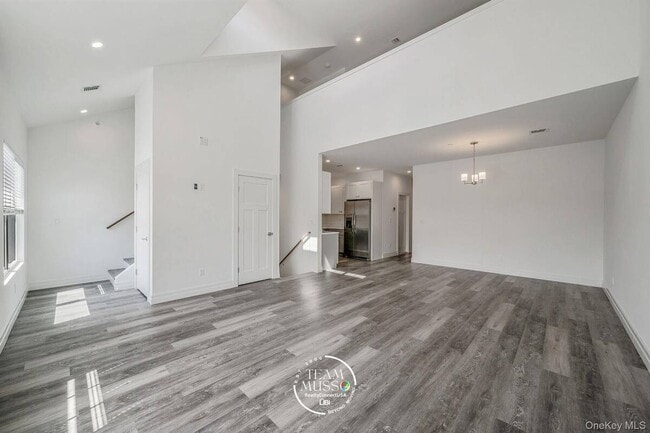Building Photo - 725 Eastview Dr