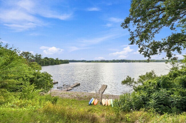 Building Photo - 893 Cliffs Dr