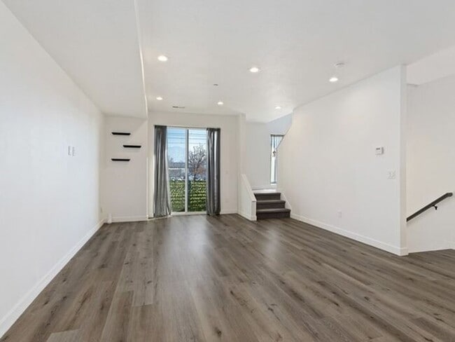 Building Photo - Downtown Beautiful 4 bed, 4 bath town-home