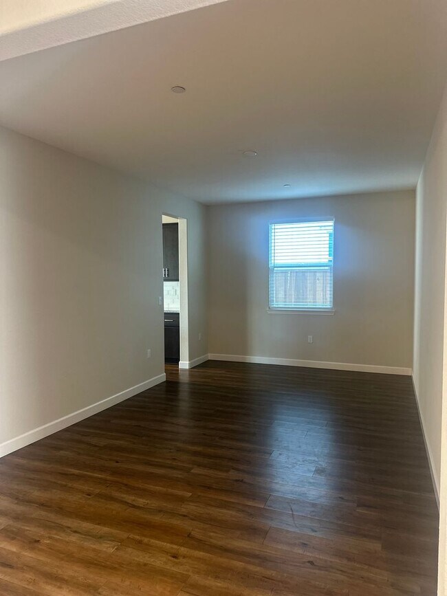 Building Photo - $500.00 off first full months if possessio...