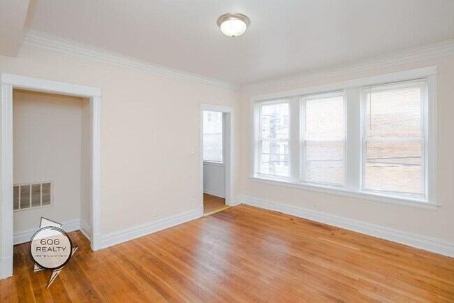 Building Photo - Marquette Park 2 Bed w/Hardwood Floors & Central heat