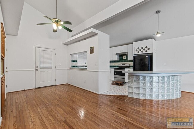 Building Photo - 813 N Shore Dr