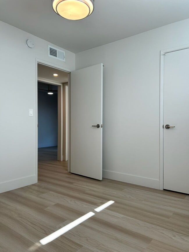 Building Photo - Please Contact Vaughn Realty to set up an appointment 760-446-6561