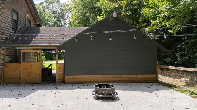 Building Photo - 2038 Toms Creek Rd