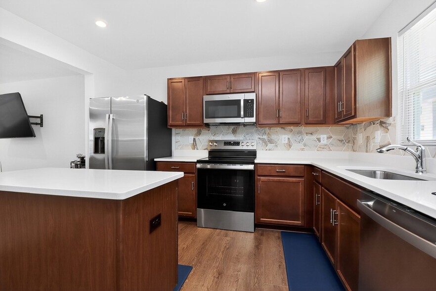 Building Photo - 5710 Granbury Dr