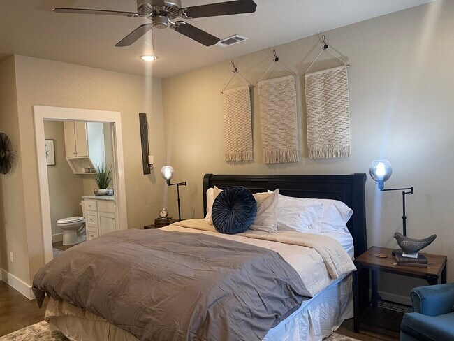 Building Photo - 3301 Belmont Dr