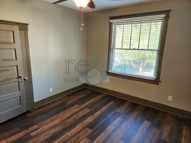 Building Photo - Historical 3 Bedroom 1 Bathroom!