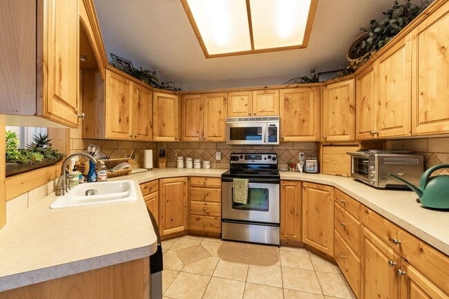 Building Photo - 3 Bedroom 2 bath home in Sugar City Idaho 2 stall garage in awesome neighborhood