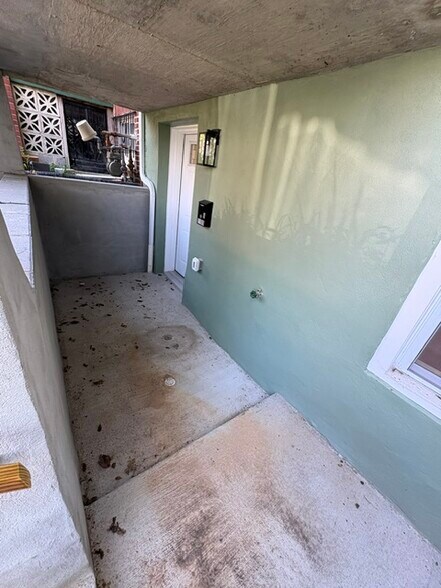 Private Front Entry - 1109 Chicago St SE