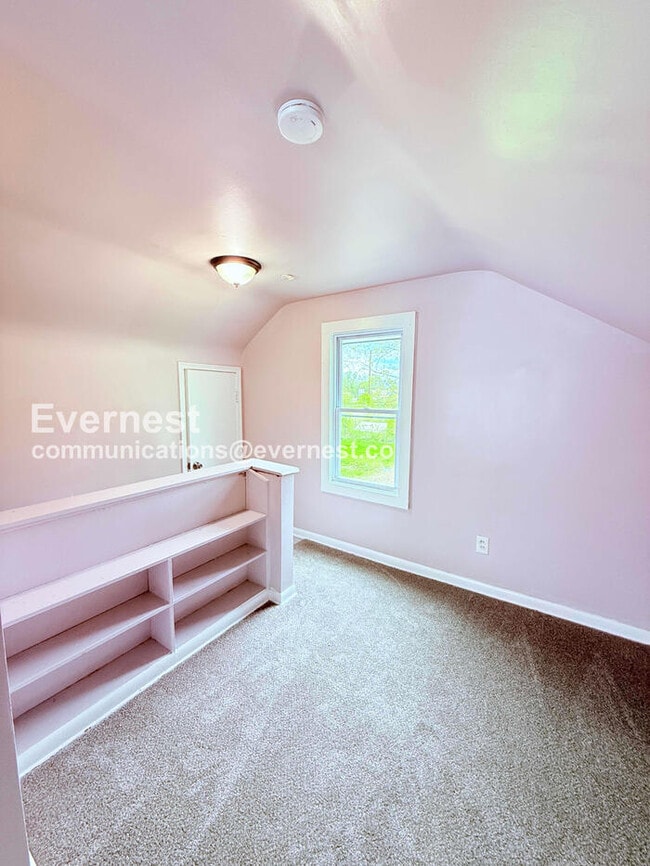Building Photo - 3 Bed/1 Bath Home with Fenced Yard / Vouchers Accepted / Available Now!