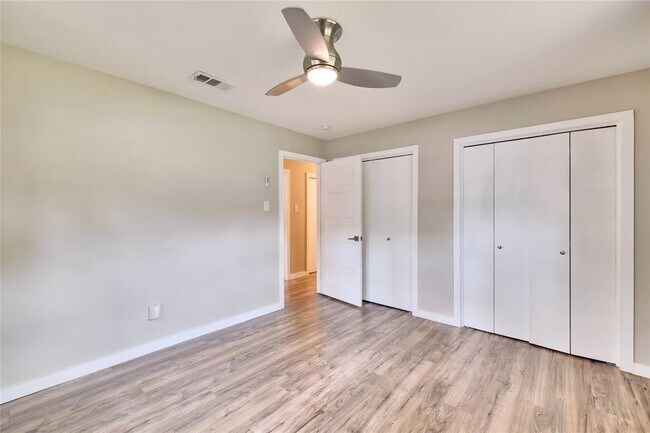 Building Photo - 11405 Oakwood Dr
