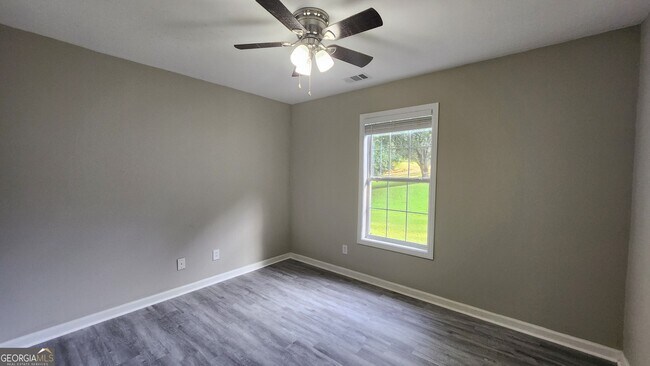 Building Photo - 135 Riverside Ct