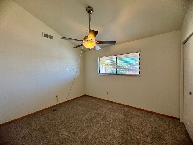 Building Photo - 2555 Westridge Dr