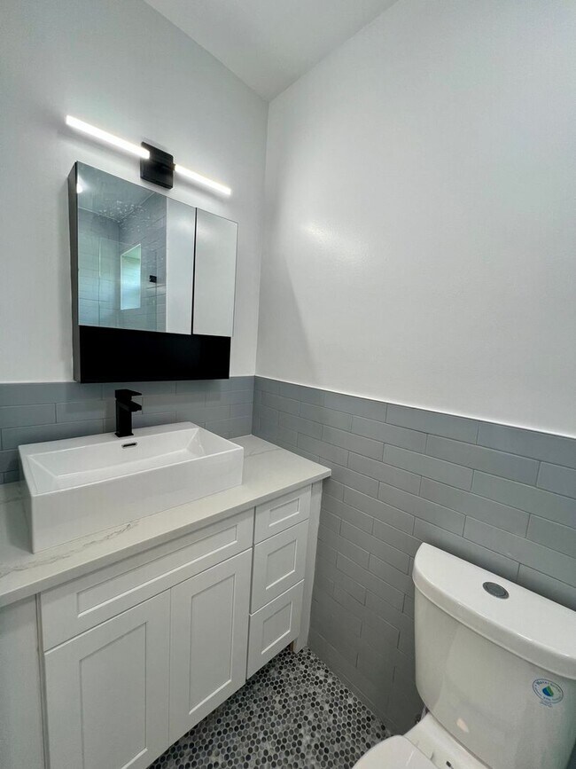 Building Photo - Fully Renovated 3/3 Northwood Home with Gu...