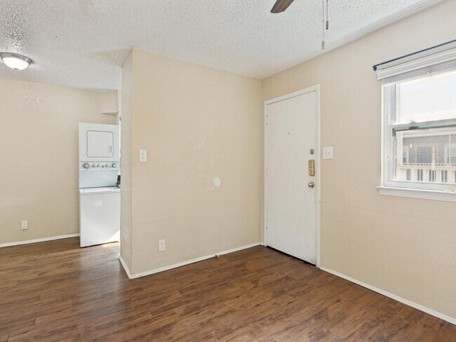 Building Photo - 2401 Manor Rd