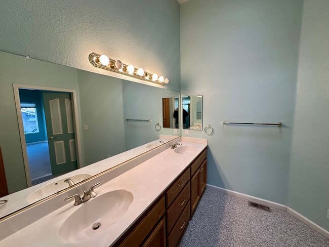 Building Photo - 2 Bedroom 2 bathroom House in Morgan Ranch