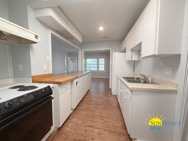 Building Photo - Freshly Painted 3BR/2BA Home Near Santa Rosa Sound & Choctawhatchee Bay!