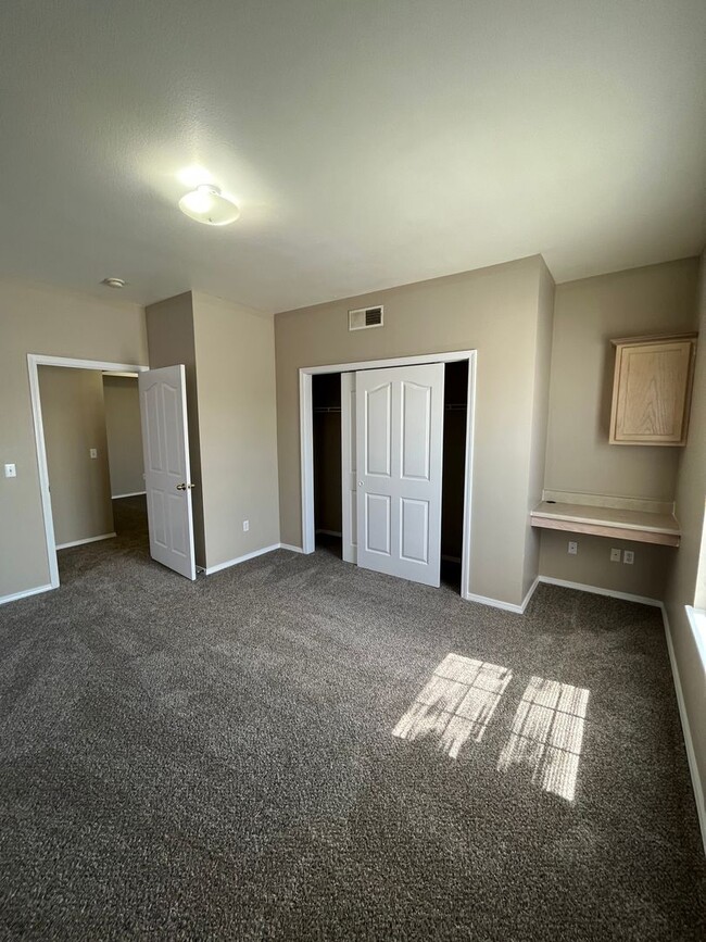 Building Photo - Second Floor 1 bedroom 1 bath apartment- C...