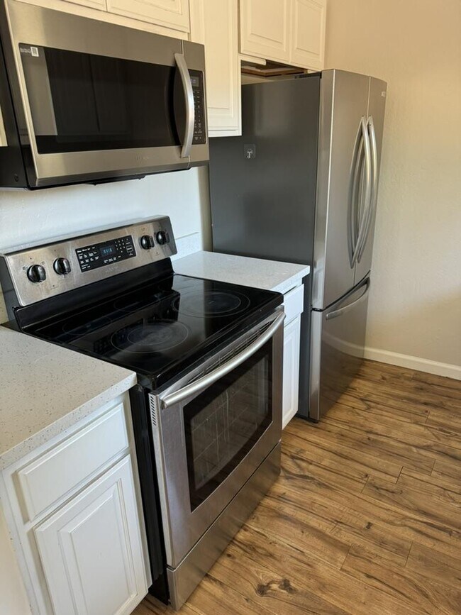 Building Photo - 1070 Mercedes Ave