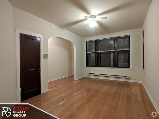 Building Photo - 723 W Barry Ave
