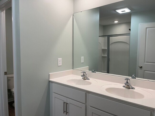 Building Photo - Ultra Spacious Living in Lake Tyler Subdivision