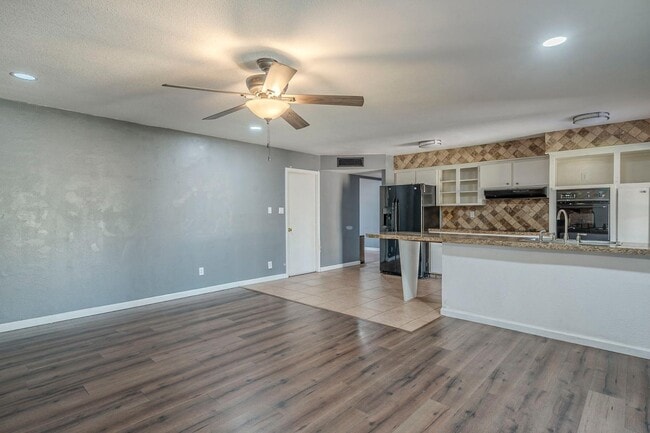 Building Photo - 3236 S Kenwood Ln