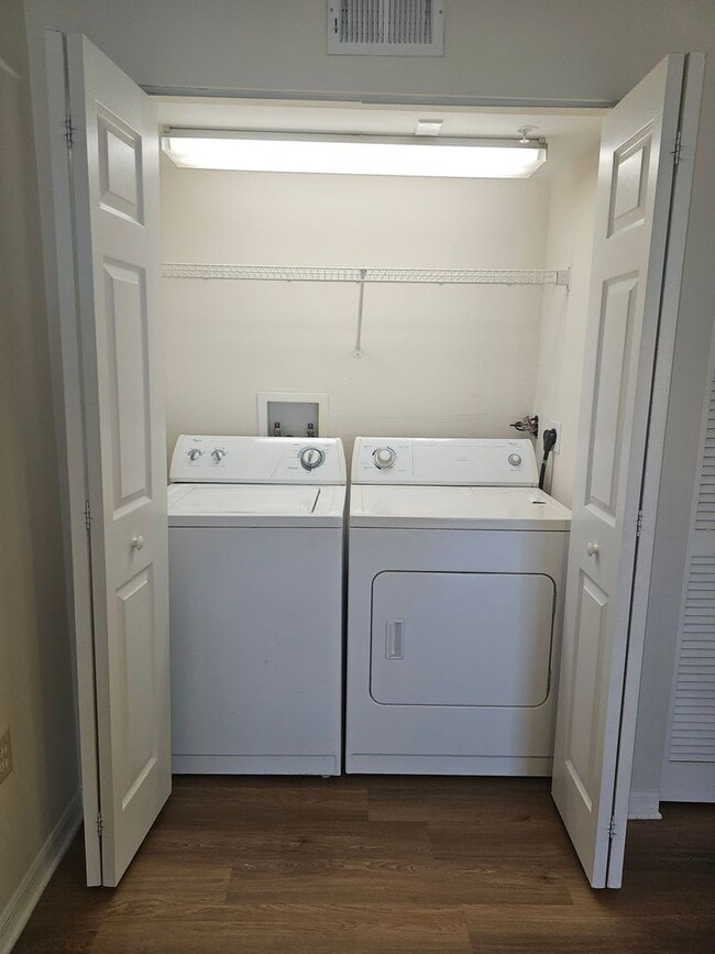 Building Photo - 2/2 Third Floor Condo at Coral Cove W/ Wat...