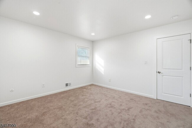 Building Photo - 114 Grove St