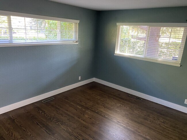Building Photo - Charming 3 bdrm / 2 bath Home, Minutes fro...