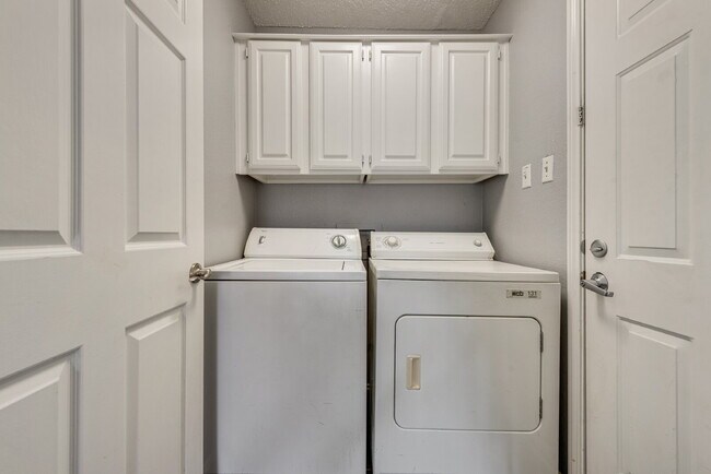 Building Photo - Garden haven 3 bed 2 bath home in H-E-B school district