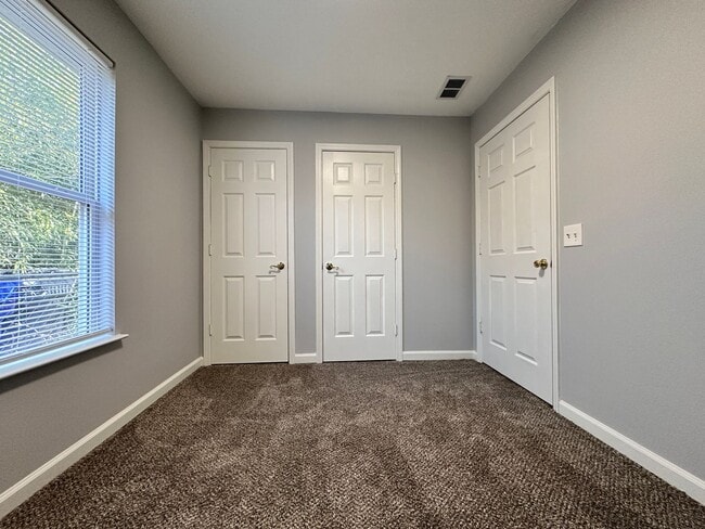 Building Photo - Three-Bedroom Ranch Close to Downtown