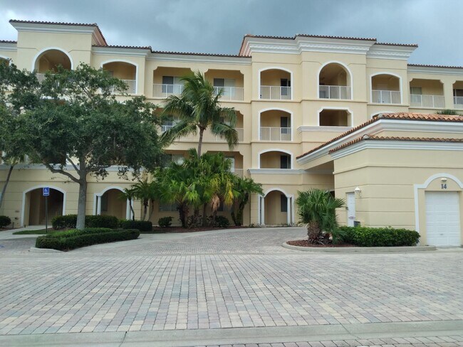 Building Photo - 14 Harbour Isle Dr W