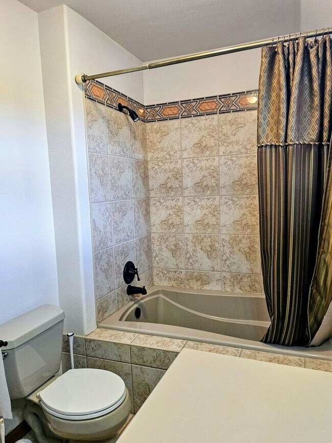 Building Photo - ALL PROSPECTIVE TENANTS MUST SUBMIT A $58 ...