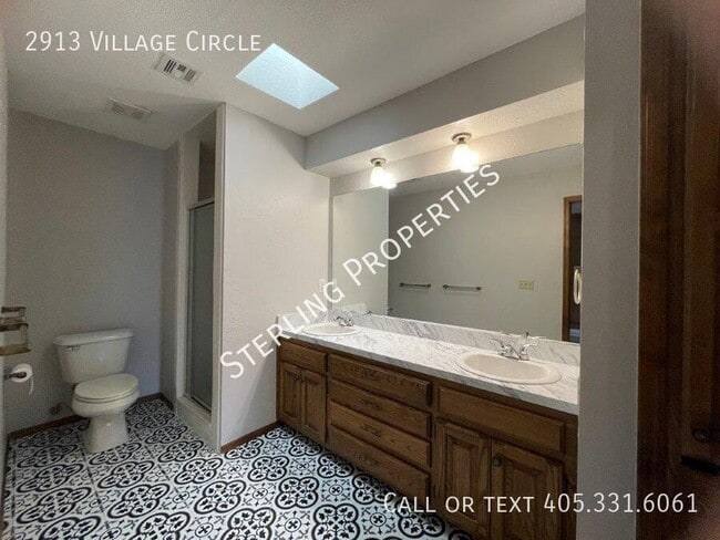 Building Photo - 2913 Village Cir