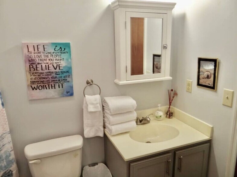 Building Photo - 1920 Bent Grass Dr