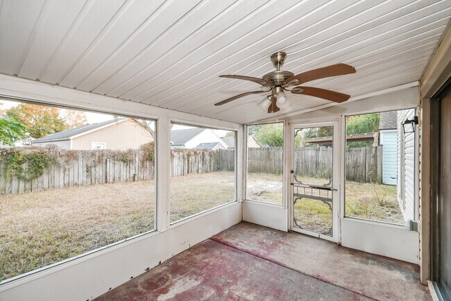 Building Photo - 1853 Alberta Ct N