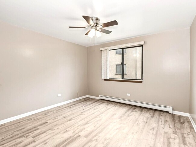 Building Photo - 7202 W Wrightwood Ave
