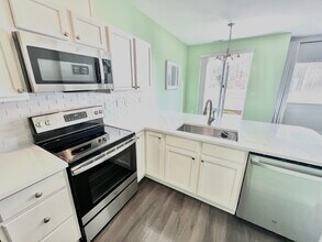 Building Photo - Move-In Ready Puyallup Townhome – Central Location, Easy Commute