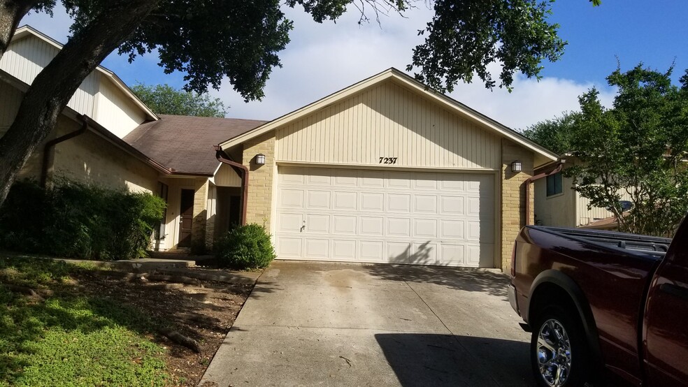 Left hand side of duplex, two-level (other side from pic). - 7235 Rimwood St